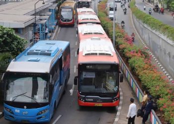 Hilang Konsentrasi, Pemotor Tewas Terlindas Bus TransJakarta di Jakarta Barat
