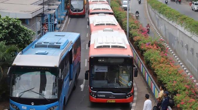 Hilang Konsentrasi, Pemotor Tewas Terlindas Bus TransJakarta di Jakarta Barat