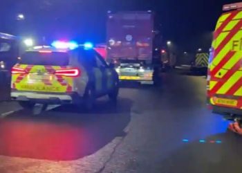 Empat anak mengalami serangan jantung setelah jatuh dari es di danau Solihull dekat Birmingham, Inggris