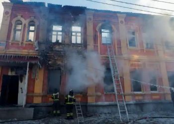 Drone menghantam pangkalan udara Rusia setelah serangan rudal hari Senin di Ukraina