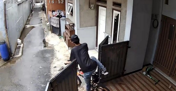 Pria Bertopi Curi Sepeda Lipat Seharga Rp6 Juta di Rumah Kontrakan Kawasan Jaksel
