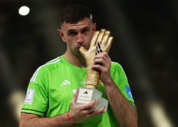 Emiliano Martinez Bakal Diceramahi Emery Gara-gara Mbappe