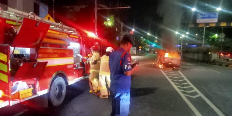 Sebuah Mobil Terbakar di Jakarta Barat Akibat Tabrak Pembatas Jalan