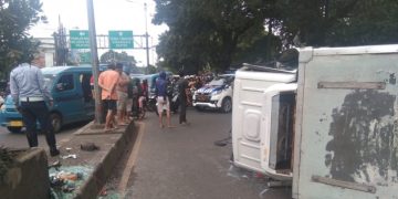 Tiga Orang Terluka Gegara Truk Terguling di Cibinong Bogor