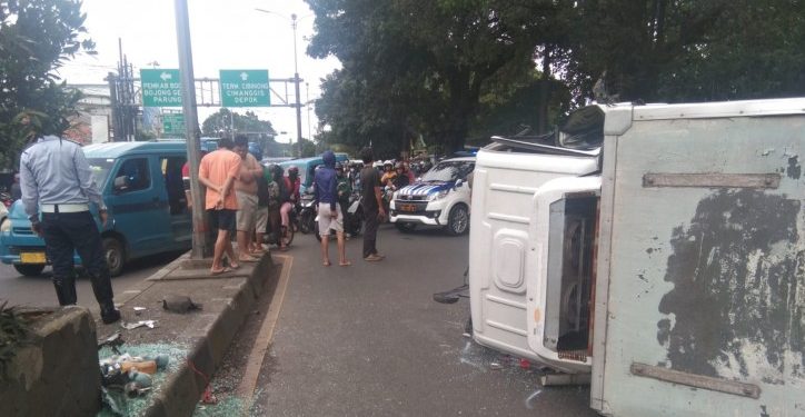 Tiga Orang Terluka Gegara Truk Terguling di Cibinong Bogor