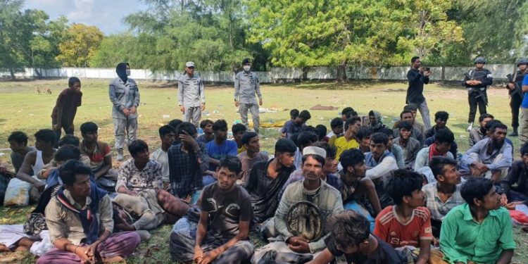 Kapal Alami Kerusakan Mesin, Bakamla RI Bantu Evakuasi Imigran Ilegal Rohingya