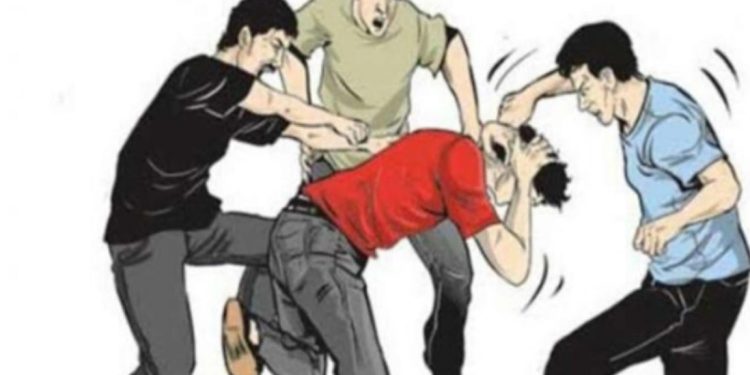 Bejat! Sekelompok ABG Gebuki Sopir Taksi Gegara Tak Terima Ditegur di Depan Rumah Warga