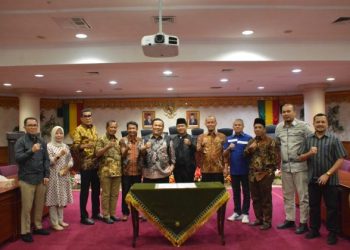 Anggota Banggar DPRD Riau bersama Sekdaprov usai rapat bahas evaluasi Kemendagri