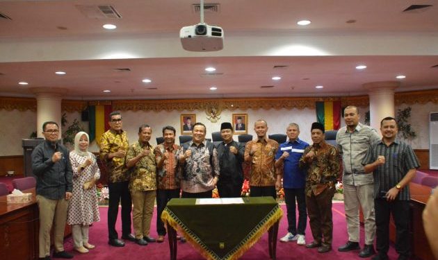 Anggota Banggar DPRD Riau bersama Sekdaprov usai rapat bahas evaluasi Kemendagri