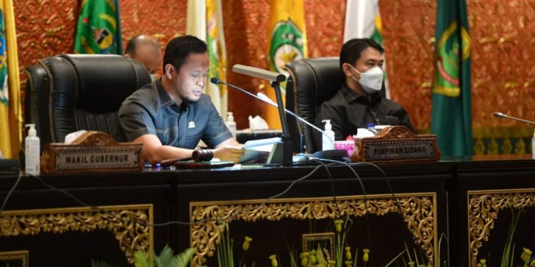 Wakil Ketua DPRD Riau, Agung Nugroho pimpin rapat paripurna bahas BUMD Riau