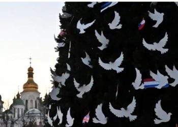 Di jantung Ukraina, pohon Natal disimpan di tempat persembunyian