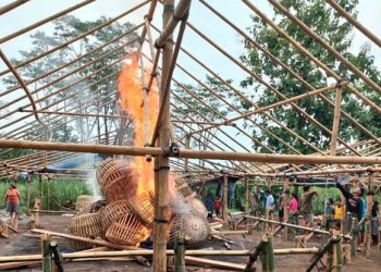 Aparat Gabungan Bakar Arena Judi di Lumajang Usai Digerebek