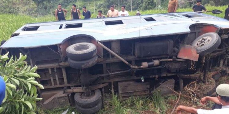 Seorang Santri Meninggal Dunia Akibat Bus yang Ditumpangi Terbalik Masuk Sawah