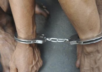 Apes, Dua Jembret Dihajar Warga karena Motor Mogok Masuk Banjir di Pekanbaru