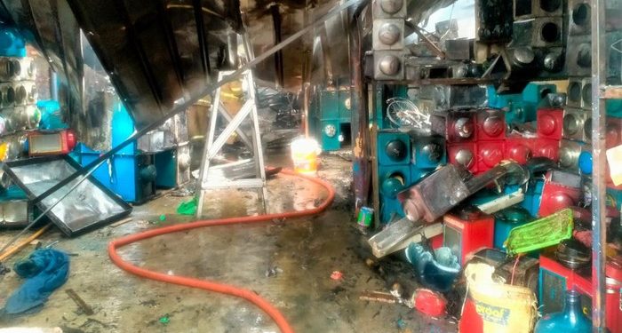 Diduga Akibat Kebocoran Gas, Pabrik Kerupuk di Petukangan Jakarta Selatan Terbakar