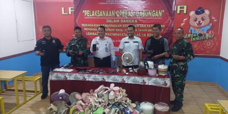 Kamar Narapidana Lapas Kelas II A Bekasi Disidak, Benda Terlarang Ini yang Ditemukan