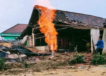 Seorang Pekerja Terluka saat Gali Sumur Bor yang Keluarkan Api di Sampang Madura