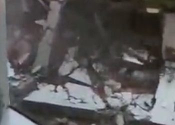 Timpa Empat Mobil, Tembok Pembatas Bank CIMB Roboh di Tangerang