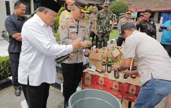 Ratusan Mikol Hasil Razia Dimusnakan Polres Solok
