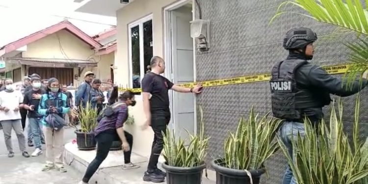 Airsoft Gun dan Alphard Disita Polisi di Rumah Bandar Narkoba Alex Bonpis