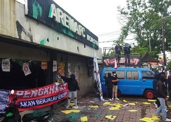 Aksi Unjuk Rasa Aremania Berakhir Ricuh, Kantor Arema FC Dirusak