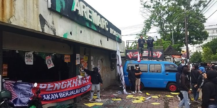 Aksi Unjuk Rasa Aremania Berakhir Ricuh, Kantor Arema FC Dirusak
