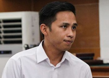 Pelukan Erat Bharada E ke Ayah dan Ibunya Penuh Haru saat Jalani Sidang Sebagai Terdakwa