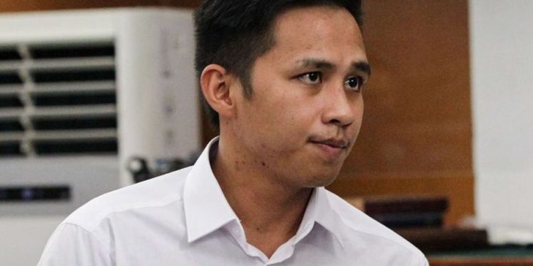 Pelukan Erat Bharada E ke Ayah dan Ibunya Penuh Haru saat Jalani Sidang Sebagai Terdakwa