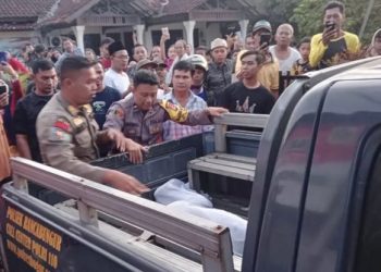 Lucu, Pelaku Penipuan dan Pengelapan Dibungkus Kafan oleh Warga Sebelum Diserahkan ke Polisi