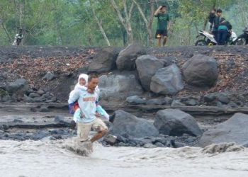 Jembatan Putus, Siswa Terpaksa Terjang Aliran Sungai Lahar di Lumajang untuk ke Sekolah