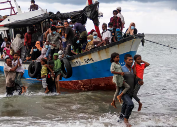 ‘Dia Pikir Dia Akan Mati’: Pengungsi Rohingya Mencapai Indonesia Setelah Berminggu-Minggu di Laut