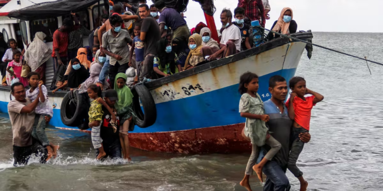‘Dia Pikir Dia Akan Mati’: Pengungsi Rohingya Mencapai Indonesia Setelah Berminggu-Minggu di Laut