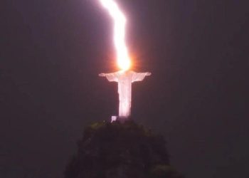 Lagi Viral Patung Yesus Kristus di Brasil Tersambar Petir
