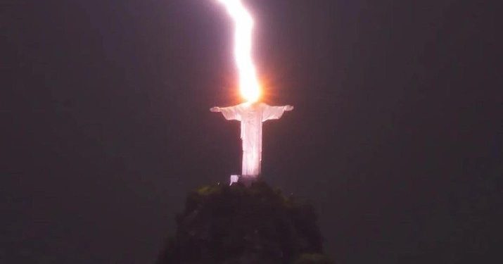 Lagi Viral Patung Yesus Kristus di Brasil Tersambar Petir