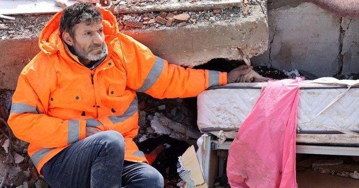 Sosok Pria Tak Lepas Tangan Mayat Putrinya di Gempa Turki