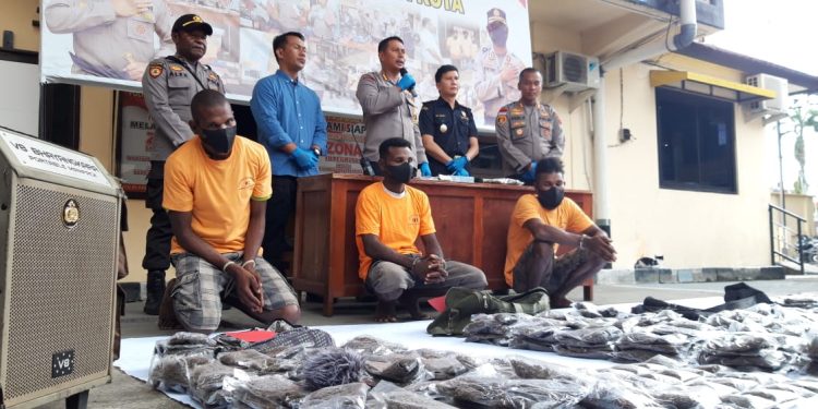 3 WNA Ditangkap dan 11 Kg Ganja Berhasil Diamankan Polsubsektor