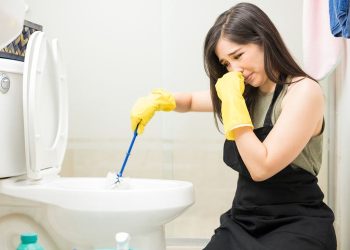 Kamar Mandi Sering Terasa Bau? Coba Lakukan 6 Cara Mudah Ini