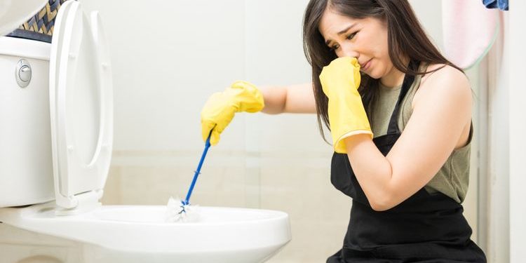 Kamar Mandi Sering Terasa Bau? Coba Lakukan 6 Cara Mudah Ini