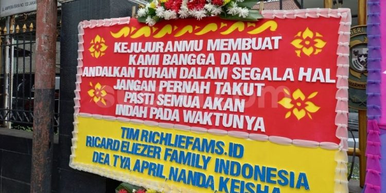 Jelang Sidang Vonis Ferdy Sambo, Karangan Bunga Unik Hiasi PN Jaksel ...