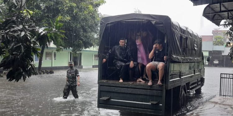 1.869 Jiwa Mengungsi Akibat Banjir di Makassar