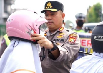 Berhasil Jawab Pertanyaan Kombes, Pengendara di Peknabru dapat Hadiah Helm