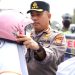 Berhasil Jawab Pertanyaan Kombes, Pengendara di Peknabru dapat Hadiah Helm