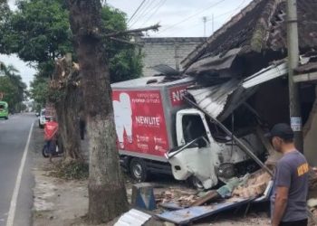 Mobil Adu Banteng di Raya Blitar, Berakhir Seruduk Rumah Warga