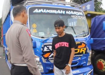 Demi konten, Sopir Truk Ugal-ugalan di Jalan Raya Kedungjajang