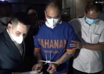 Polisi Serahkan Ferry Irawan dan Barang Bukti KDRT ke Kejaksaan Negeri Kota Kediri