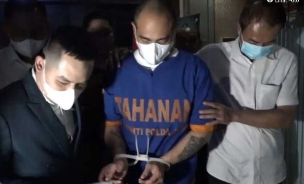 Polisi Serahkan Ferry Irawan dan Barang Bukti KDRT ke Kejaksaan Negeri Kota Kediri