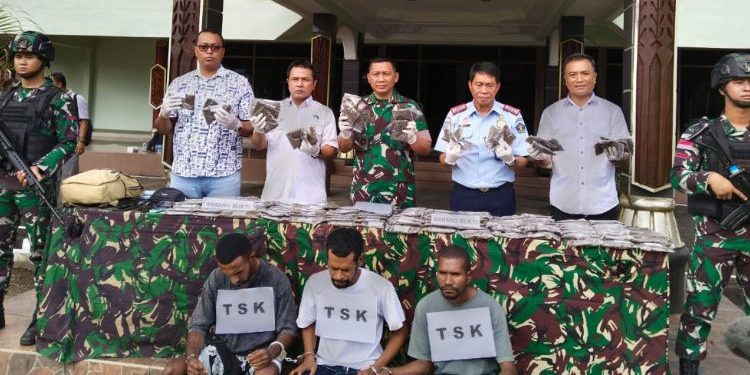 TNI di Perbatasan Papua Gagalkan Penyelundupan Ganja Senilai Rp178 Juta