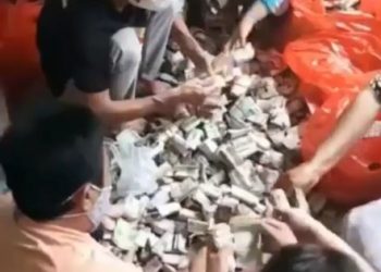 Viral! Warga Kelelahan Hitung Uang Gepokan Milik Kakek di Serang: Huh Wakeh
