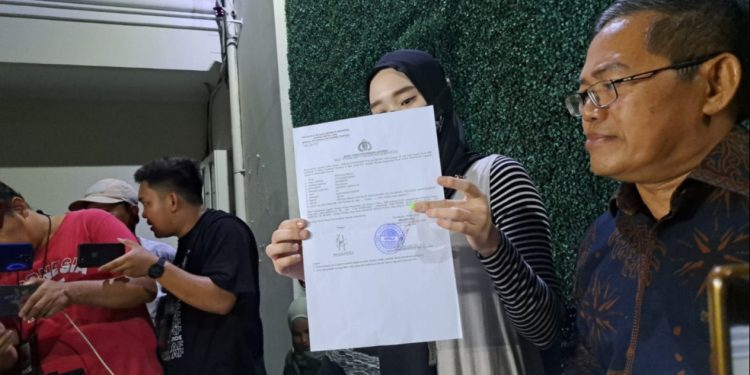Inara Rusli Secara Resmi Laporkan Sang Suami Virgoun dan Tenri Ajeng Anisa ke Polda Metro Jaya dengan Dugaan Kasus Perzinahan