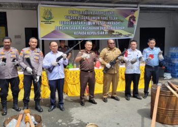 Kejari Jayapura Musnahkan Barang Bukti 300 Perkara, Ada Sabu hingga 3 Senjata M16